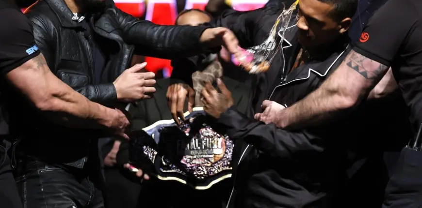 BRITANSKI BOKSAČ OŠAMARIO SVOG SUPARNIKA JAJETOM I IZAZVAO OPĆI KAOS NA POZORNICI