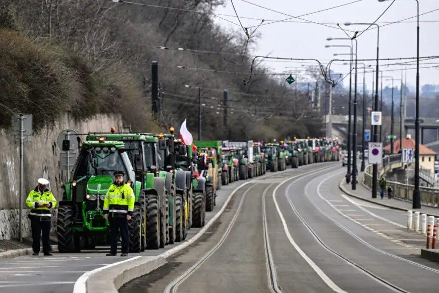 ČEŠKI I SLOVAČKI POLJOPRIVREDNICI BLOKIRALI GRANIČNI PRIJELAZ