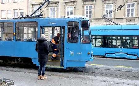 KAOS U ZAGREBU: AUTO SMRSKAN NAKON SUDARA S TRAMVAJEM