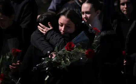 DRAMATIČNO NA MASOVNOM POGREBU: LJUDE ODVOZI HITNA, HELIKOPTER NADLIJEĆE GROBLJE