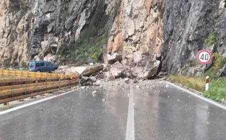 ODRON KOD MAKARSKE: OGROMNO KAMENJE PALO NA CESTU, OBUSTAVLJEN PROMET