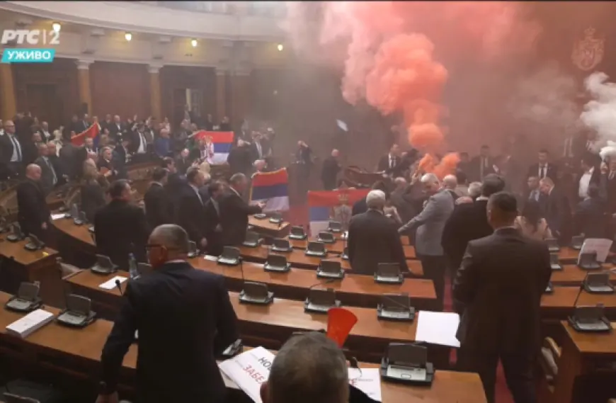 KAOS U SRBIJANSKOM PARLAMENTU: OPORBA BACALA DIMNE BOMBE, OZLIJEĐENE TRI ZASTUPNICE