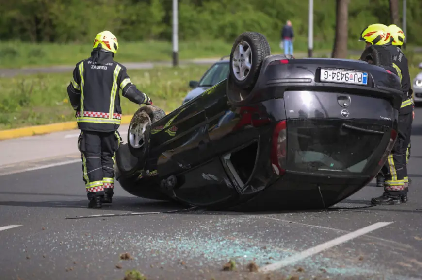 KRŠ I LOM U ZAGREBU: AUTOMOBIL ZAVRŠIO NA KROVU!