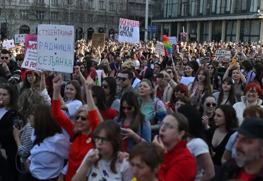 FOTO / SRBIJA NA NOGAMA: NA GLAVNOM BEOGRADSKOM TRGU OKUPILI SE STUDENTI, RADNICI, GRAĐANI