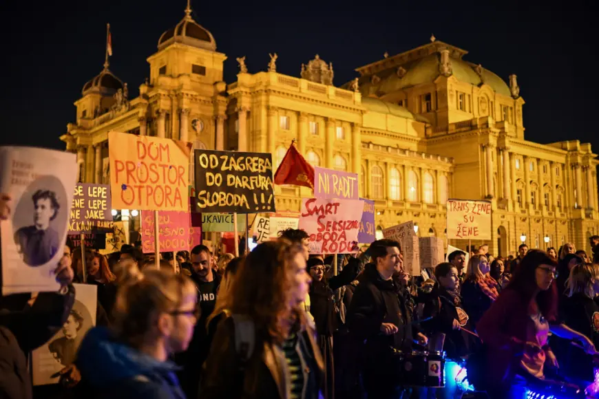 FOTO / U ZAGREBU ODRŽAN NOĆNI MARŠ: "KAD STANU ŽENE STAT ĆE CIJELI SVIJET"