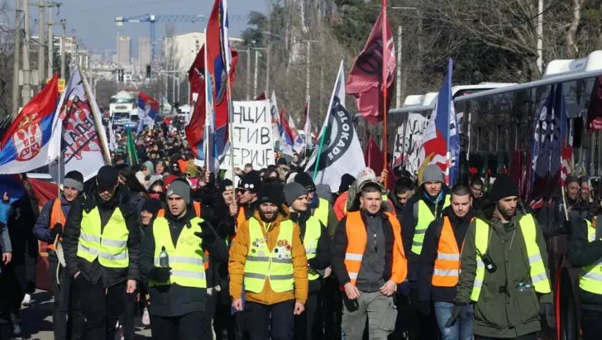 VRIJE U SRBIJI: TISUĆE STUDENATA SVE SU BLIŽE BEOGRADU, VUČIĆ POSLAO KORDON TRAKTORA