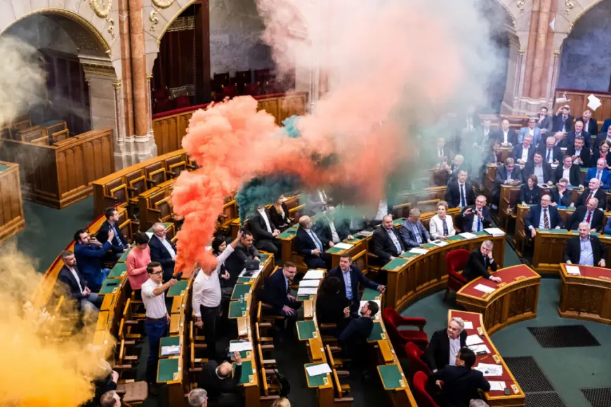 FOTO SUSJEDI ZABRANILI POVORKU PONOSA! OPOZICIJA NAPRAVILA KAOS U PARLAMENTU