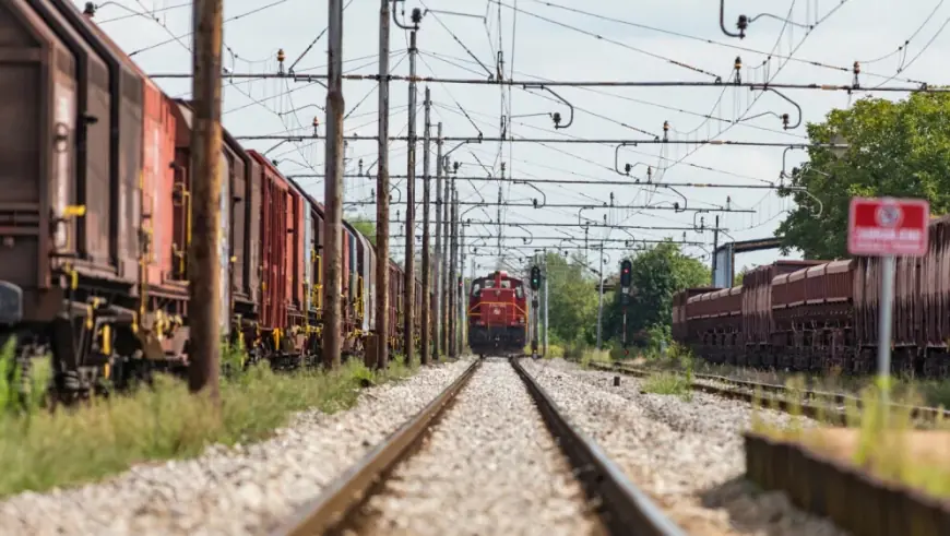 DRAMA NA TRAČNICAMA: TERETNI VLAK PROJURIO KROZ CRVENO, USUSRET MU DOLAZIO PUTNIČKI
