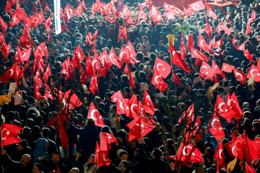 U TURSKOJ VRIJE. MASOVNI PROSVJEDI U ISTANBULU ZBOG PRITVARANJA GRADONAČELNIKA