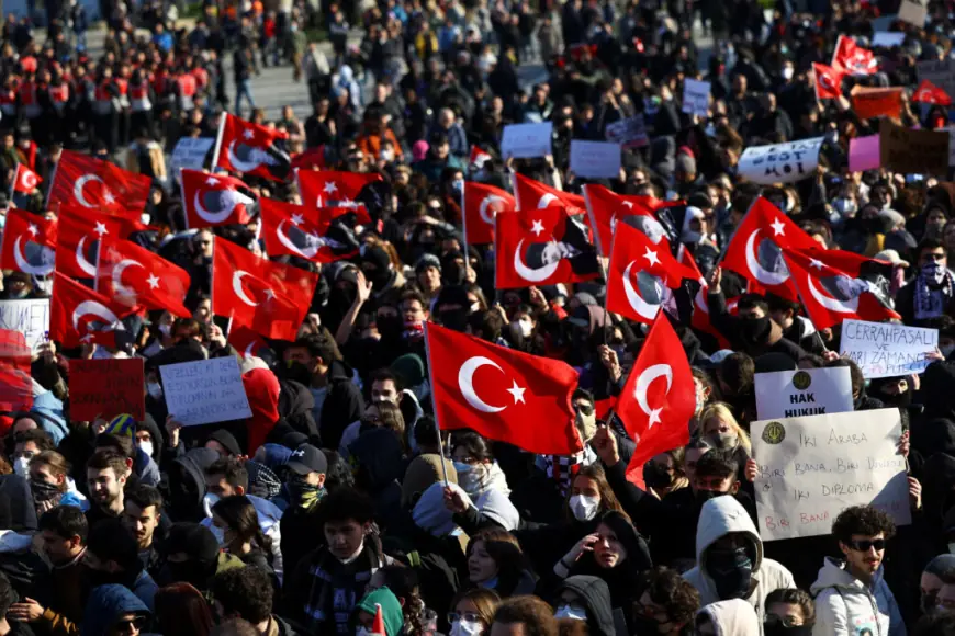 JAČAJU PROSVJEDI U TURSKOJ, ERDOGAN PORUČUJE DA NEĆE POKLEKNUTI PRED TEROROM ULICE