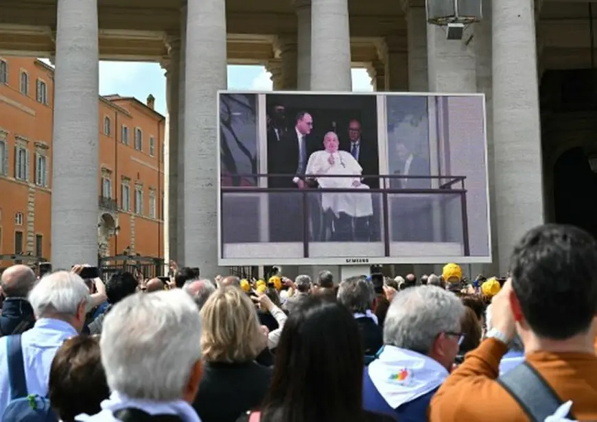 FOTOGALERIJA PAPA FRANJO IZIŠAO IZ BOLNICE, OBJAVLJENE PRVE FOTOGRAFIJE