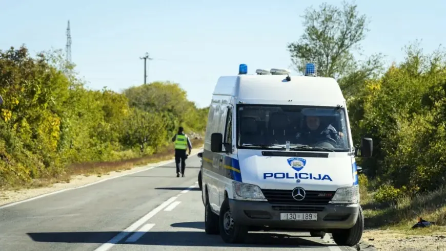 STRAŠNA NESREĆA KOD GLINE: VOZILO UDARILO U STUP PA SE ZAPALILO, JEDNA OSOBA POGINULA