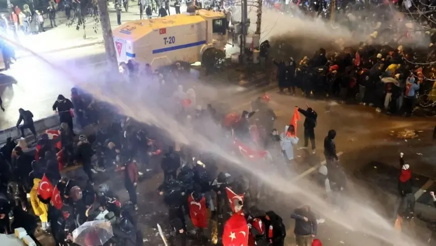 TURSKA VRIJE: DONESENA ODLUKA ZA ERDOGANOVA NAJVEĆEG SUPARNIKA. POLICIJA KORISTILA SUZAVAC, PROSVJEDNICI BACALI PETARDE