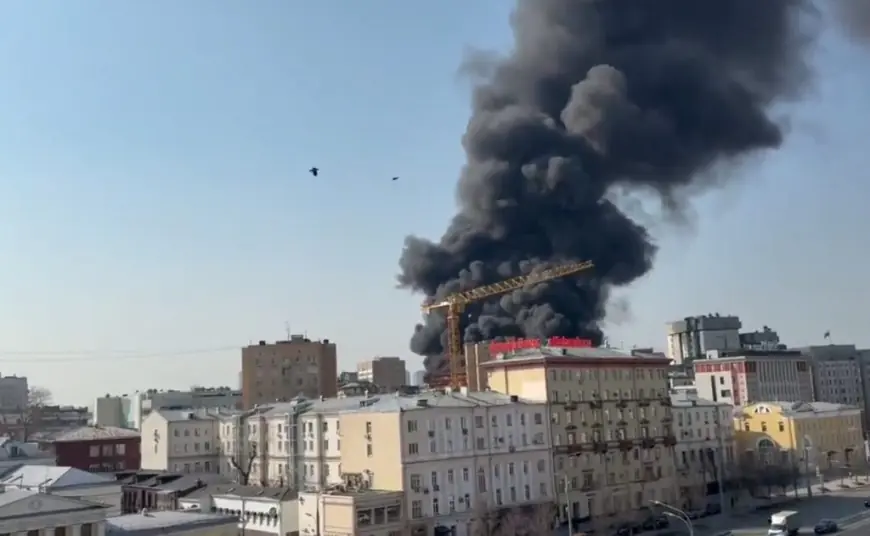 GORI LUKSUZNA ZGRADA U SREDIŠTU MOSKVE