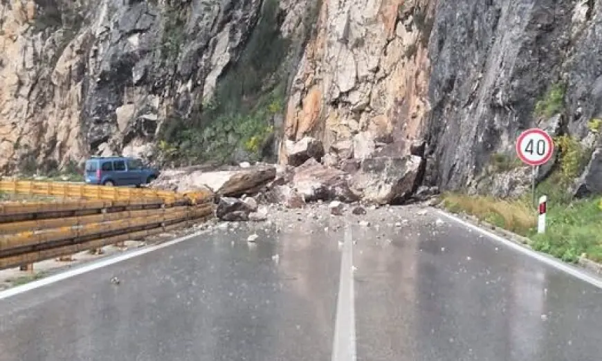 ODRON KOD MAKARSKE: OGROMNO KAMENJE PALO NA CESTU, OBUSTAVLJEN PROMET