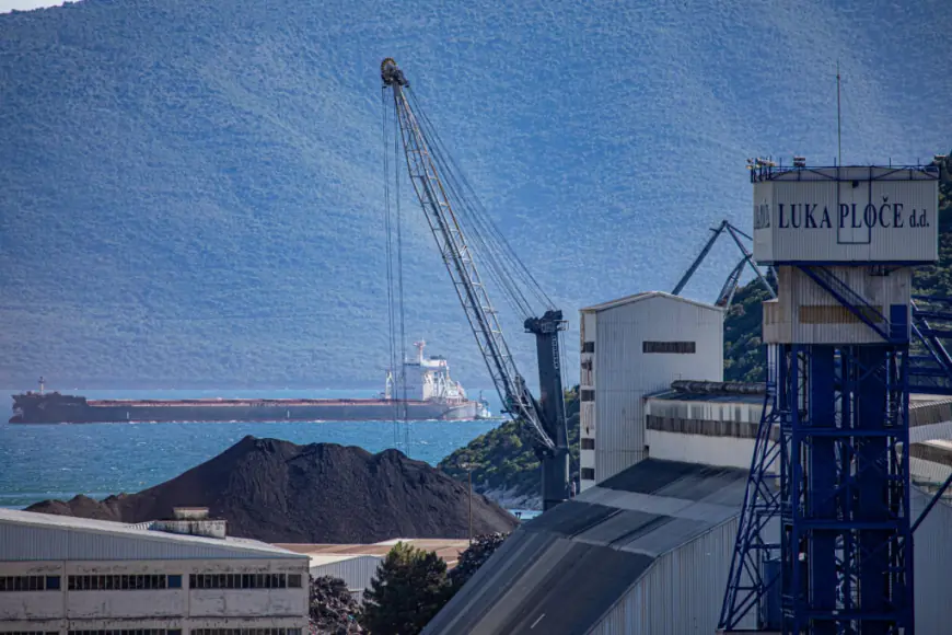 LUKA PLOČE DO DALJNJEG OBUSTAVLJA TRGOVINU ROBOM