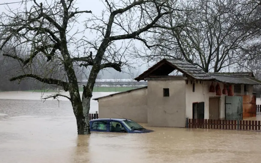 FOTO/ PALA OGROMNA KOLIČINA KIŠE U ORAHOVICI, NEKI NISU USPJELI OBRANITI KUĆE