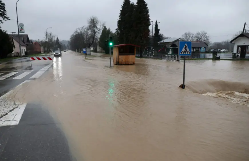AKCIJA VATROGASACA: IZ VODE SPASILI OSOBU I VOZILO