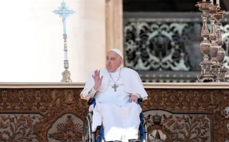 PAPA FRANJO SE PRVI PUT POJAVIO U JAVNOSTI NAKON IZLASKA IZ BOLNICE, EVO ŠTO JE PORUČIO VJERNICIMA