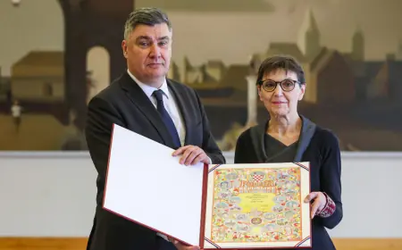 MILANOVIĆ DODIJELIO POVELJU ANSAMBLU GRADIŠĆANSKIH HRVATA "KOLO-SLAVUJ"