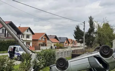 BETONSKI STUP PUKAO OD SILINE UDARCA AUTOMOBILA KOJI JE ZAVRŠIO NA KROVU