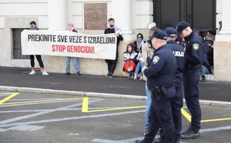 AKTIVISTI BLOKIRALI ULAZ U MINISTARSTVO, ODVELA IH POLICIJA