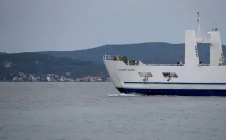 OLUJNO JUGO PARALIZIRALO POMORSKI PROMET, U PREKIDU BROJNE LINIJE