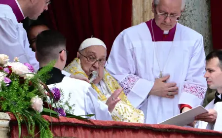 PAPA FRANJO SE POJAVIO NA BALKONU BAZILIKE SVETOG PETRA I VJERNICIMA ČESTITAO USKRS