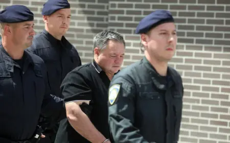 FOTO; OVO JE SVEĆENIK KOJI JE UHIĆEN ZBOG SUMNJE DA JE SPOLNO ZLOSTAVLJAO DJEČAKE