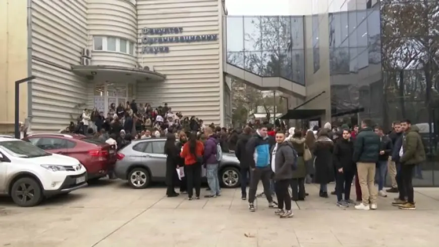 INCIDENT ISPRED FAKULTETA U BEOGRADU: MUŠKARAC POKUŠAO PROBITI BLOKADU PA VRIJEĐAO I PRIJETIO STUDENTIMA