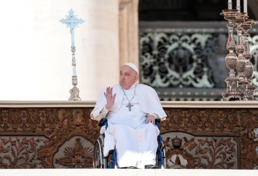 PAPA FRANJO SE PRVI PUT POJAVIO U JAVNOSTI NAKON IZLASKA IZ BOLNICE, EVO ŠTO JE PORUČIO VJERNICIMA