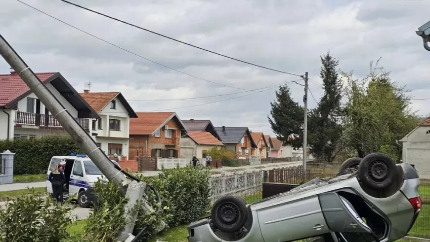 BETONSKI STUP PUKAO OD SILINE UDARCA AUTOMOBILA KOJI JE ZAVRŠIO NA KROVU