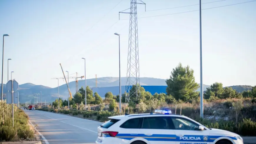 TRAGEDIJA NA JUGU HRVATSKE: MLADI VOZAČ PREŠAO U SUPROTNU TRAKU, ZABIO SE U BRDO I POGINUO