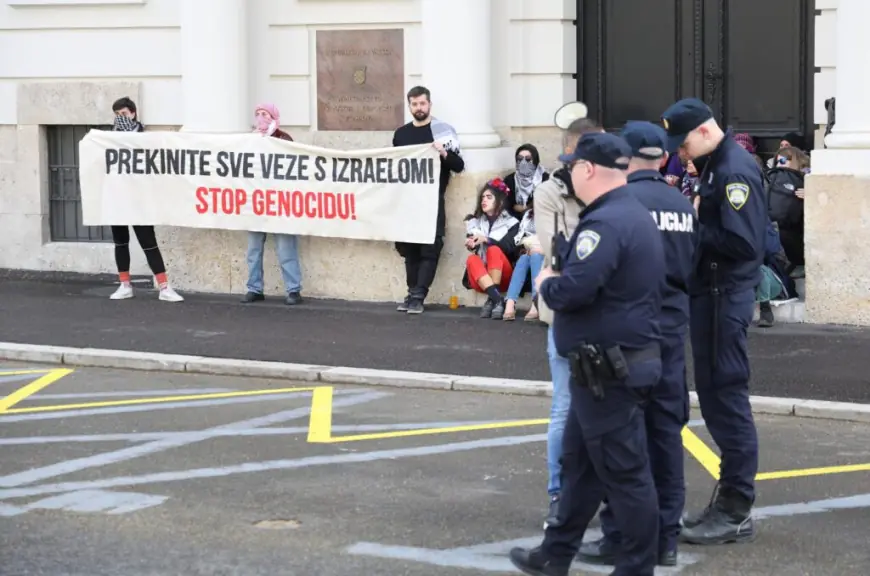 AKTIVISTI BLOKIRALI ULAZ U MINISTARSTVO, ODVELA IH POLICIJA