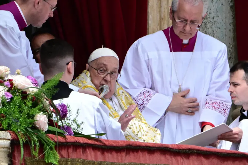 PAPA FRANJO SE POJAVIO NA BALKONU BAZILIKE SVETOG PETRA I VJERNICIMA ČESTITAO USKRS