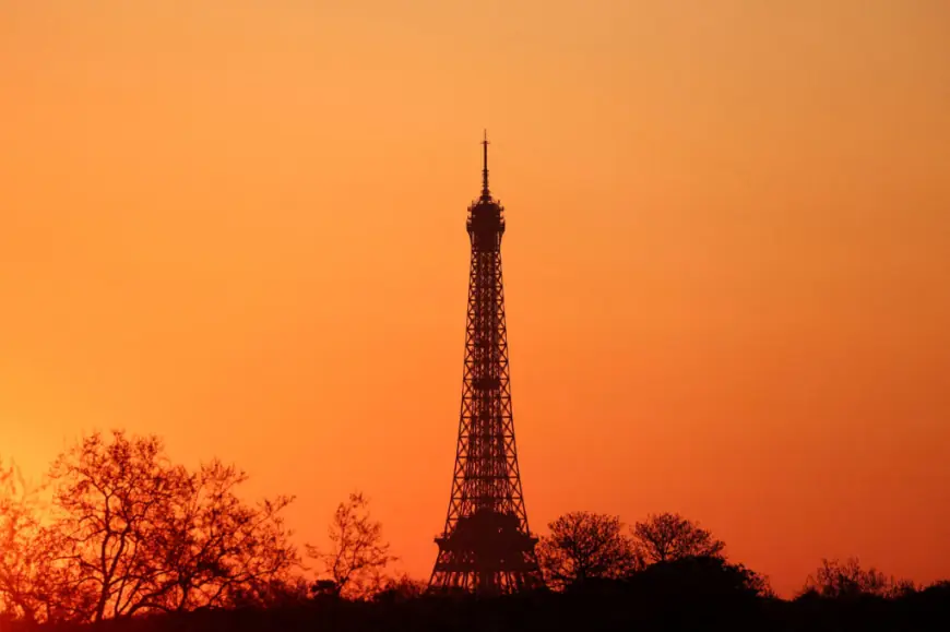 PARIZ JE ODAO POČAST PAPI FRANJI GAŠENJEM SVJETLA NA EIFFELOVOM TORNJU