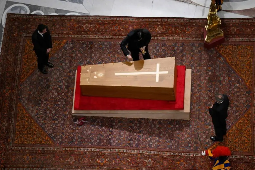 ZATVOREN JE LIJES PAPE FRANJE