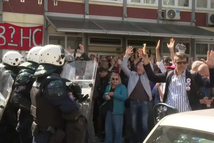 KAOS U NOVOM SADU, POLICIJA PENDRECIMA NA GRAĐANE I STUDENTE: „NE BIRAJU, UDARAJU SVE REDOM"