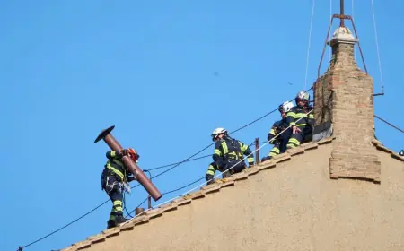 DIMNI SIGNALI ZA KONKLAVE SPREMNI: RADNICI POSTAVILI DIMNJAK IZNAD SIKSTINSKE KAPELE