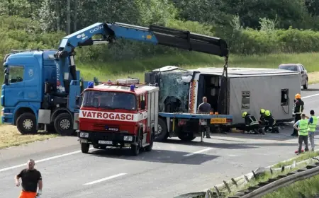PRIZORI UŽASA NA MJESTU SUDARA: 29 OSOBA PREVEZENO U BOLNICU, DVIJE OSOBE POGINULE