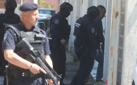 VARAŽDIN POD OPSADOM: PRVE FOTOGRAFIJE SRĐANA MLAĐANA NAKON 5 GODINA, POLICIJA NAORUŽANA DO ZUBA DOVODI BRUTALNOG UBOJICU