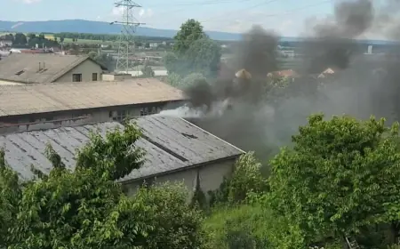 GORI ZGRADA BIVŠE TVORNICE U SLAVONIJI: ŠIRI SE GUSTI, CRNI DIM