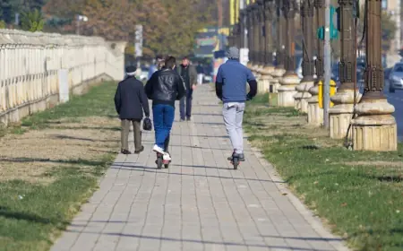 MALOLJETNI VOZAČ ROMOBILA POKUŠAO IZBJEĆI STUP I NALETIO NA DJEVOJČICU, TEŠKO JE OZLIJEĐENA