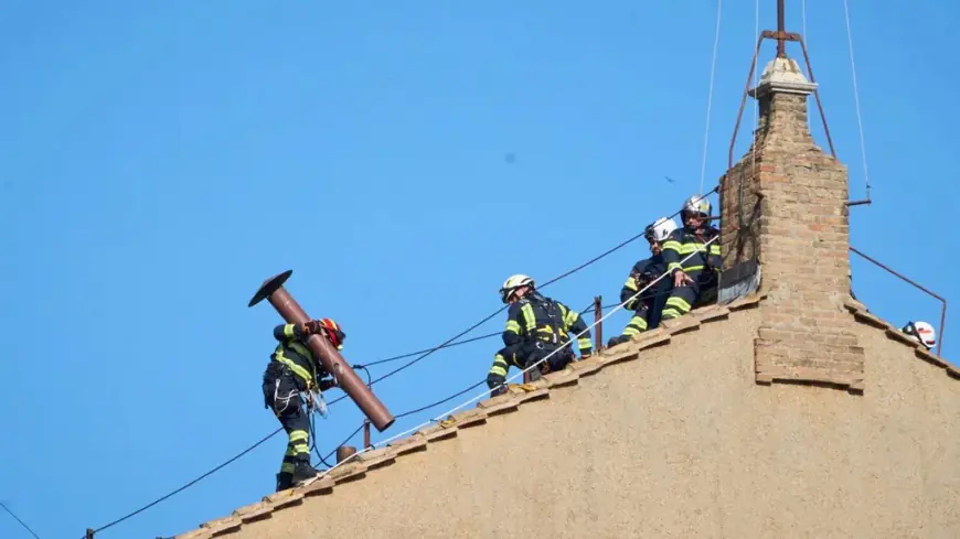 DIMNI SIGNALI ZA KONKLAVE SPREMNI: RADNICI POSTAVILI DIMNJAK IZNAD SIKSTINSKE KAPELE