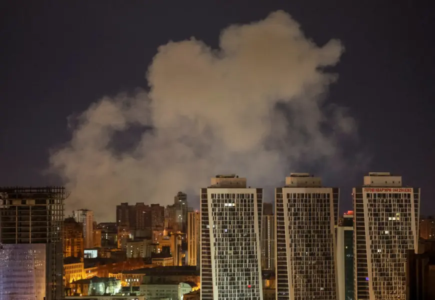 U NOĆNOM NAPADU DRONOVIMA OŠTEĆENO NEKOLIKO ZGRADA U KIJEVU