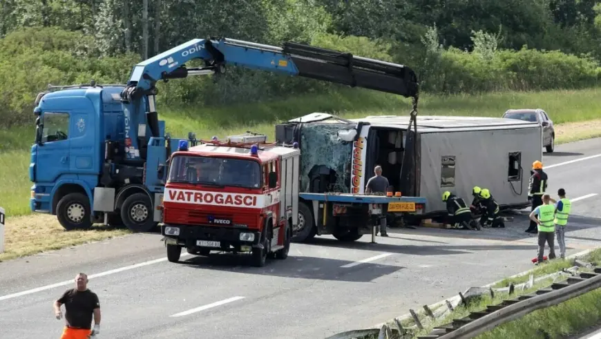 PRIZORI UŽASA NA MJESTU SUDARA: 29 OSOBA PREVEZENO U BOLNICU, DVIJE OSOBE POGINULE