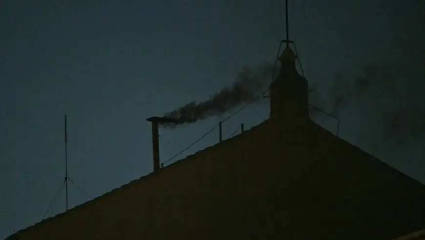 PUŠTEN CRNI DIM, PAPA JOŠ NIJE IZABRAN! VATIKAN SE OGLASIO O RAZLOZIMA KAŠNJENJA, EVO ŠTO SADA SLIJEDI