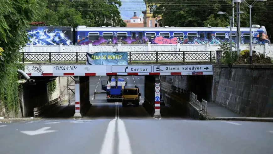 JOŠ JEDAN AUTOBUS OSTAO ZAGLAVLJEN ISPOD PODVOŽNJAKA U MIRAMARSKOJ