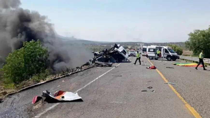 NAJMANJE 21 OSOBA POGINULA U STRAŠNOM SUDARU NA AUTOCESTI