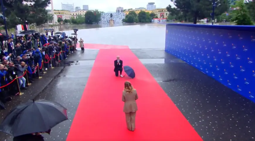 ALBANSKI PREMIJER NA KOLJENIMA DOČEKAO MELONI